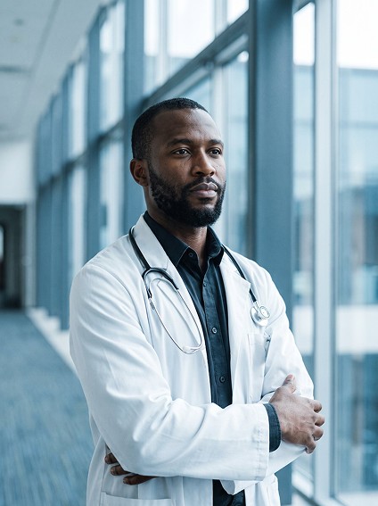 Médico avaliando o caminho para exercer medicina nos Estados Unidos